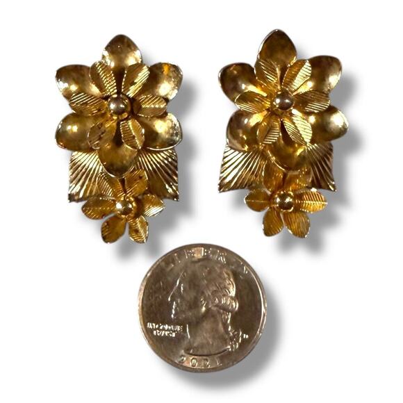 Vintage Coro Earrings Womens Gold Tone Flowers and Leaves Clip On READ - Picture 3 of 5